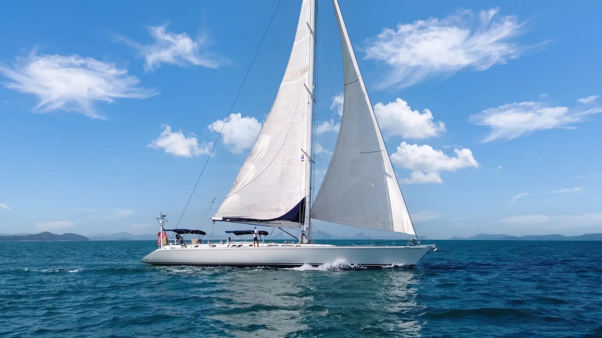 Cruising yacht sailing with a standard mainsail