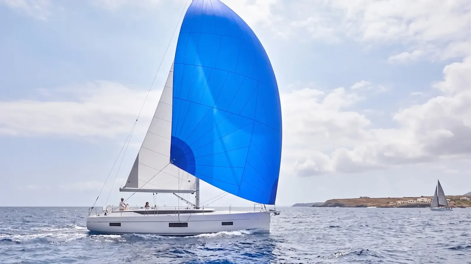 Sailing yacht carrying an asymmetric gennaker