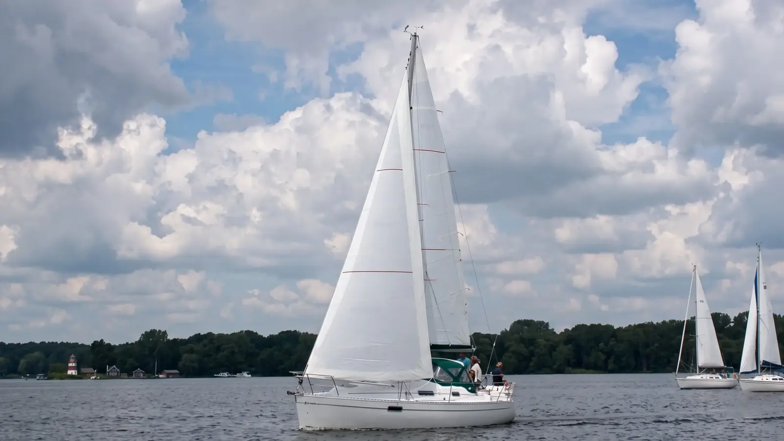 Sailing yacht with a working headsail